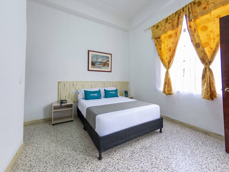 Kamar Double Standar | Meja kerja dan seprai linen