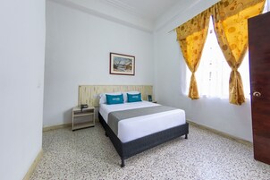Escritorio y ropa de cama 