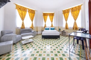 Habitación Deluxe doble | Escritorio y ropa de cama