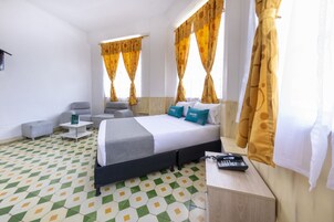 Escritorio y ropa de cama 