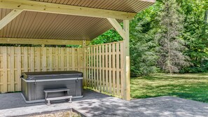 Terrace/patio - Cozy Log Cabin with Hot Tub (Champion)