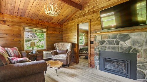 Cozy Log Cabin with Hot Tub