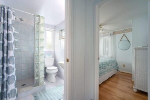 Bathtub, hair dryer, towels - Love Shack | Charming cottage on Summerland Key (Summerland Key)
