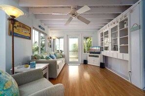 TV - Love Shack | Charming cottage on Summerland Key (Summerland Key)