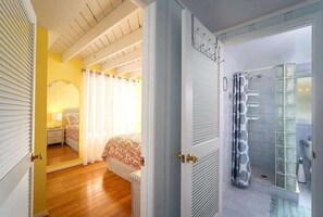 2 bedrooms, desk, iron/ironing board, free WiFi - Love Shack | Charming cottage on Summerland Key (Summerland Key)
