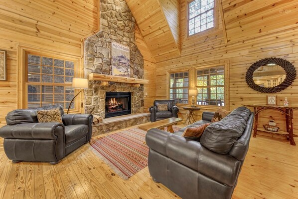 Living area - Secluded Kingfisher #18 in Saugatuck: 3BR, 2BA, Hot Tub, sleeps 8. (Saugatuck)