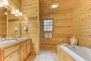 Bathtub, hair dryer - Secluded Kingfisher #18 in Saugatuck: 3BR, 2BA, Hot Tub, sleeps 8. (Saugatuck)