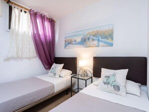 2 makuuhuonetta, työpöytä, silitysrauta/-lauta, Wi-Fi