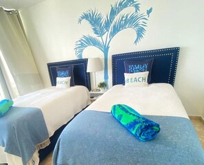 2 bedrooms, desk, iron/ironing board, travel cot - Oceanfront 2 Bedroom + Pool + Beach + Balcony + Parking (San Juan)