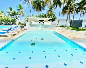 Pool - Oceanfront 2 Bedroom + Pool + Beach + Balcony + Parking (San Juan)
