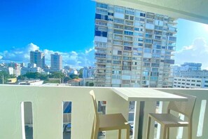 Outdoor dining - Oceanfront 2 Bedroom + Pool + Beach + Balcony + Parking (San Juan)