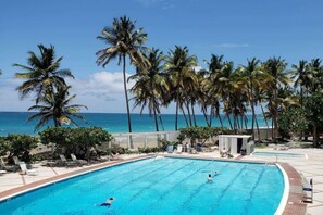 Pool - Oceanfront 2 Bedroom + Pool + Beach + Balcony + Parking (San Juan)