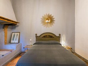 2 bedrooms, iron/ironing board, WiFi