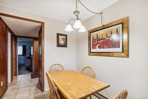 Condo, 1 très grand lit et 1 canapé-lit (Pinnacle F14) | Restauration