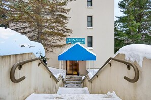 Un escalier menant à un bâtiment sur lequel est apposée une enseigne indiquant « Pinnacle Spa & Lounge ».