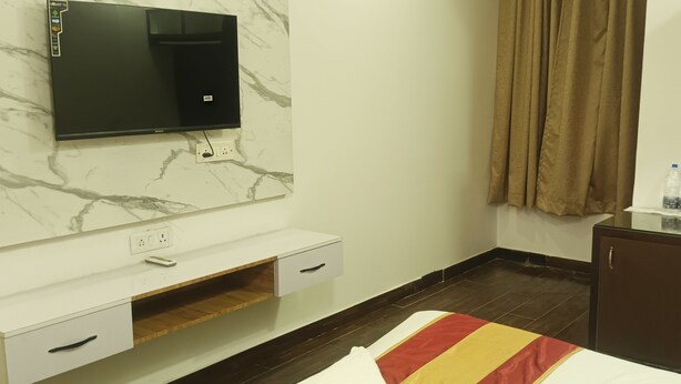 Double Room | Minibar, desk, bed sheets - Live Inn Hotel sector 45 (Gurugram)