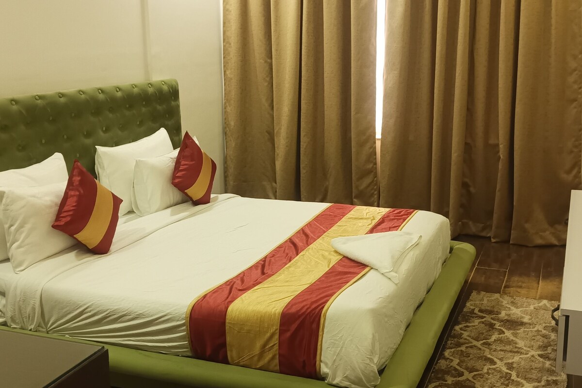 Double Room | Minibar, desk, bed sheets