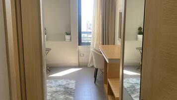 Suite estudio junior | Caja de seguridad en la habitación y escritorio