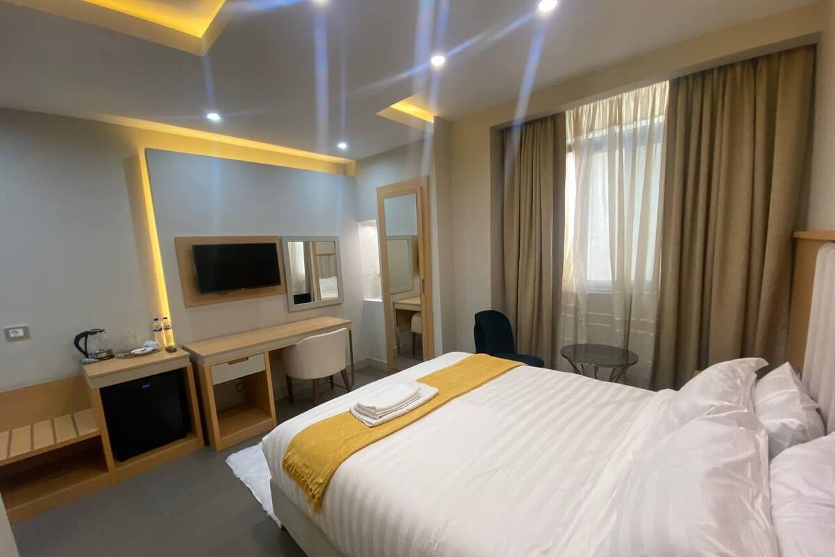 Junior Studio Suite | In-room safe, desk, laptop workspace, blackout drapes