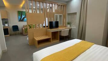 Suite estudio ejecutiva | Caja de seguridad en la habitación y escritorio