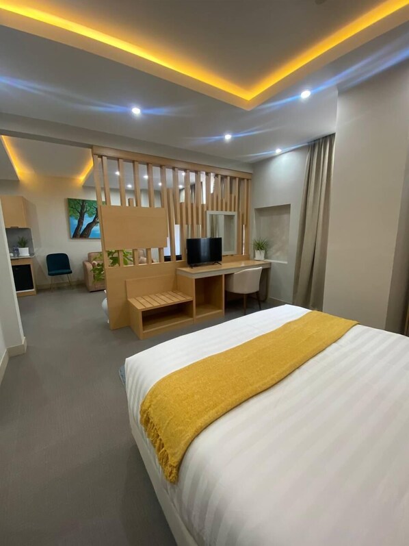 Executive Studio Suite | In-room safe, desk, laptop workspace, blackout drapes