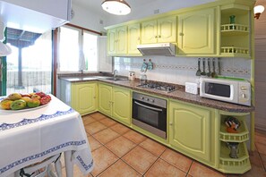 Kühlschrank, Mikrowelle, Ofen, Wasserkocher mit Kaffee-/Teezubehör