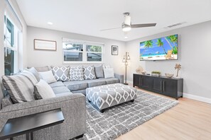 Smart TV, chimenea, libros y estéreo 