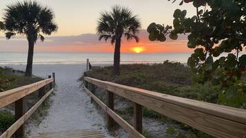 Beach nearby, sun loungers, beach towels