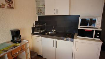 Fridge, microwave, coffee/tea maker, toaster