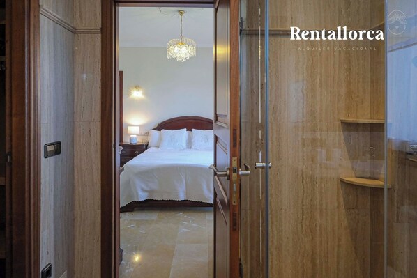 4 slaapkamers, een strijkplank/strijkijzer, gratis wifi, beddengoed