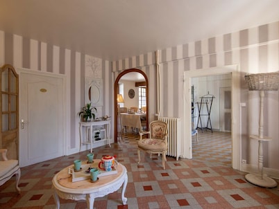 Charming Country Retreat: Jacuzzi, Sauna, Fireplace - Near Paris