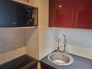 Cafeteira/chaleira, geladeira, micro-ondas, cooktop
