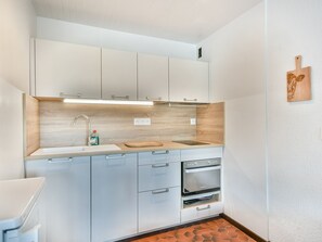 Kühlschrank, Mikrowelle, Geschirrspüler