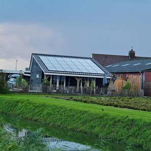 Exterior - Quiet wellness chalet overlooking the polder (Sint-Annaland)