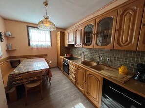Fridge, dishwasher, toaster - Cozy 6-Person Apartment in Val Cenis Lanslebourg, Close to Ski Lifts and Shops (Val-Cenis)