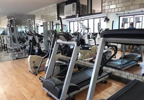 Fitness facility - Beachfront apartment with full amenities. (Rio de Janeiro)