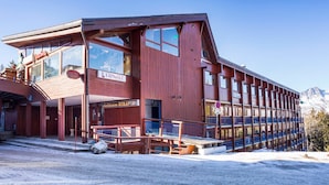 Un edificio in legno con un cartello che riporta le scritte "Residence Mikavice" e "L'etranger".