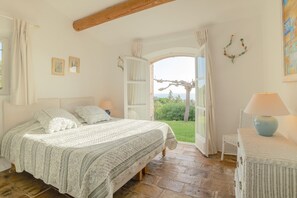 6 chambres, bureau, fer et planche à repasser, lit parapluie