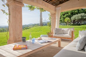 Outdoor dining - charming villa with stunning view and pool (La Croix-Valmer)