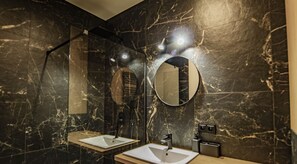 Deluxe Studio Suite | Bathroom | Shower, rainfall showerhead, hair dryer, towels - Baltic-Apartments - Apartamenty Matejki (Swinoujscie)
