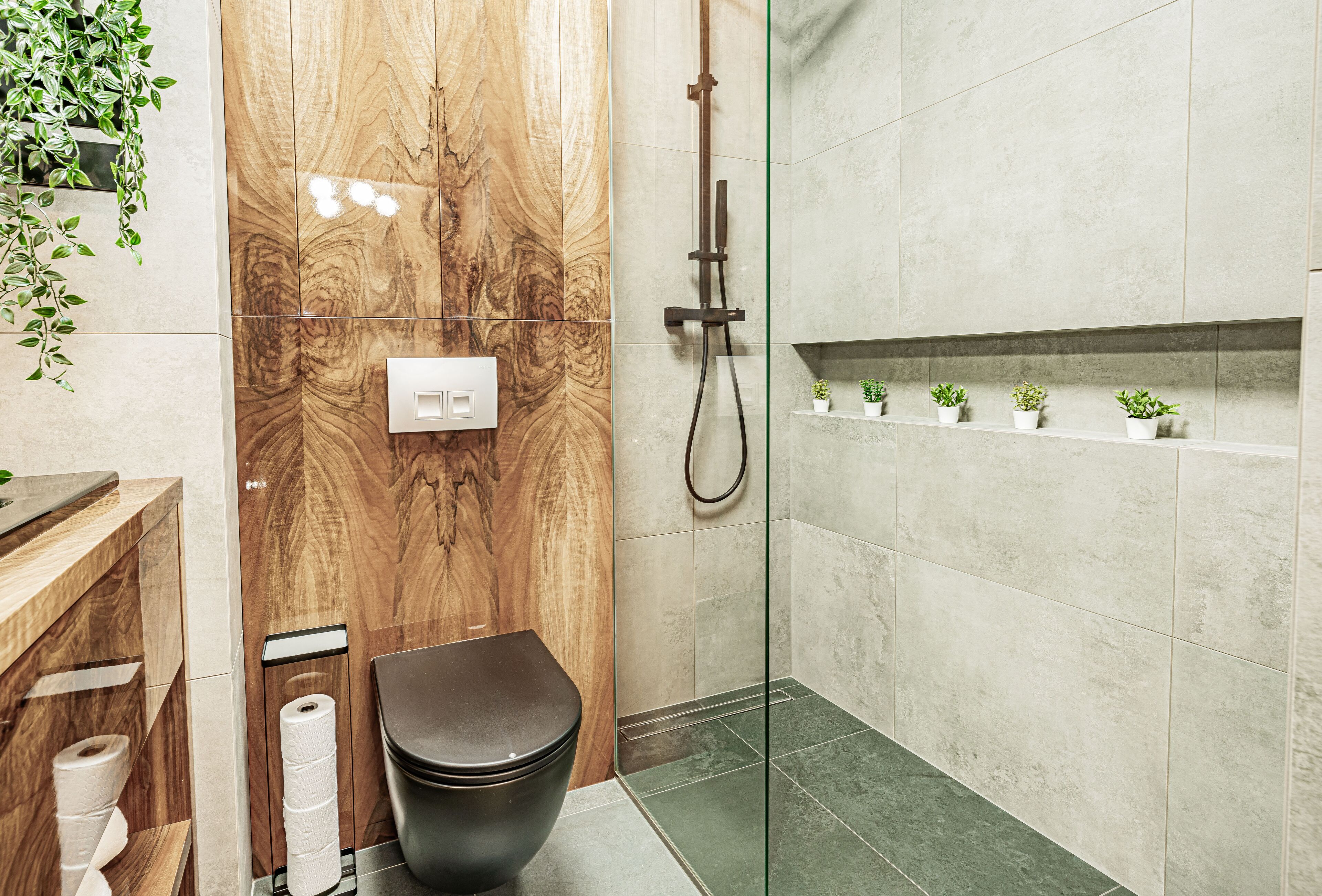Appartement Deluxe, vue parc | Salle de bain | Douche, douche à « effet pluie », sèche-cheveux, serviettes fournies