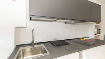 Frigorifero, microonde, piano cottura, tostapane