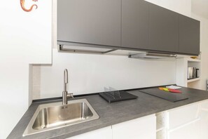 Kühlschrank, Mikrowelle, Herdplatte, Kochgeschirr/Geschirr/Besteck