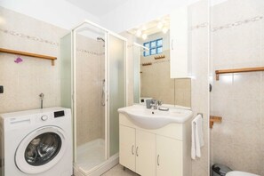 Shower, hair dryer, bidet, towels - GuestHost - New! Coloured Flowers Apartment x4 (Torino)