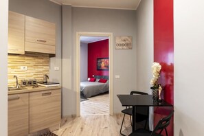 Een strijkplank/strijkijzer, internet, beddengoed