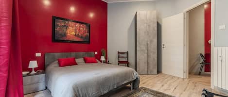 Tabla de planchar con plancha, internet y ropa de cama
