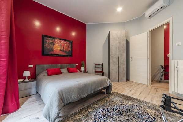 Iron/ironing board, Internet, bed sheets