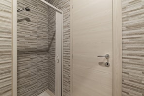 Shower, hair dryer, bidet, towels - GuestHost - Clodia Apartments - Apt 2 (Roma)