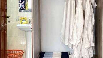 Shower, free toiletries, bathrobes, towels