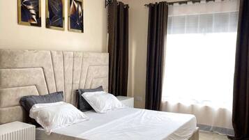 2 bedrooms, desk, iron/ironing board, WiFi